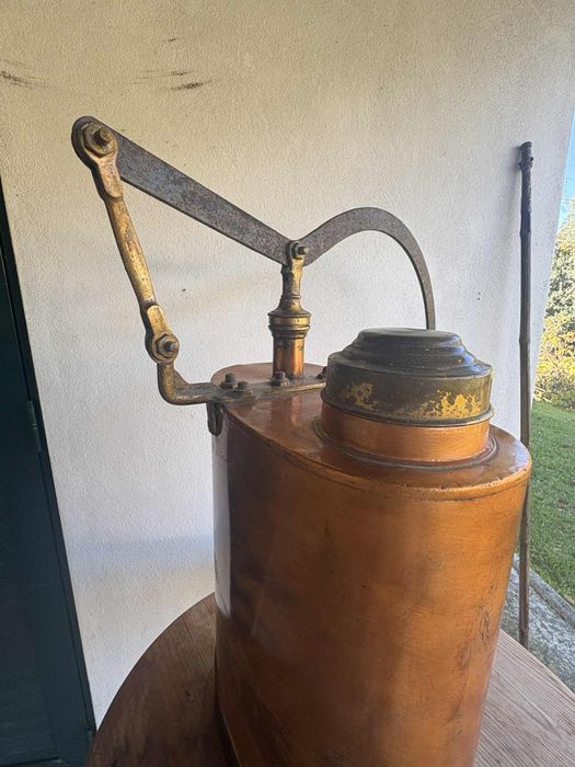 Pulverizador agrícola em cobre para colecionadores ou decoração