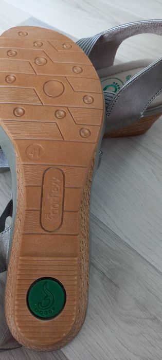 Sandały na koturnie Footflexx