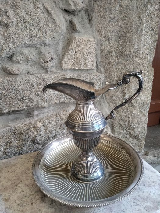 Jarro e prato de estanho antigos - peças decorativas