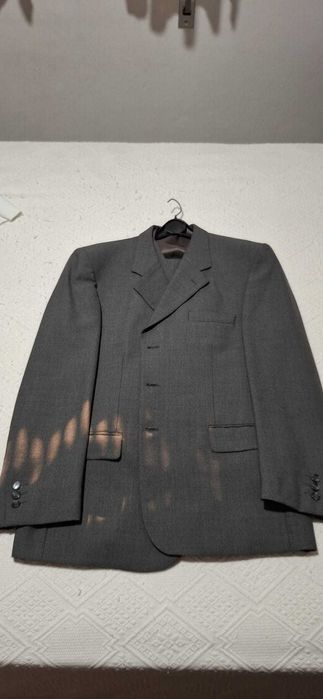 Fatos de homem cor cinza