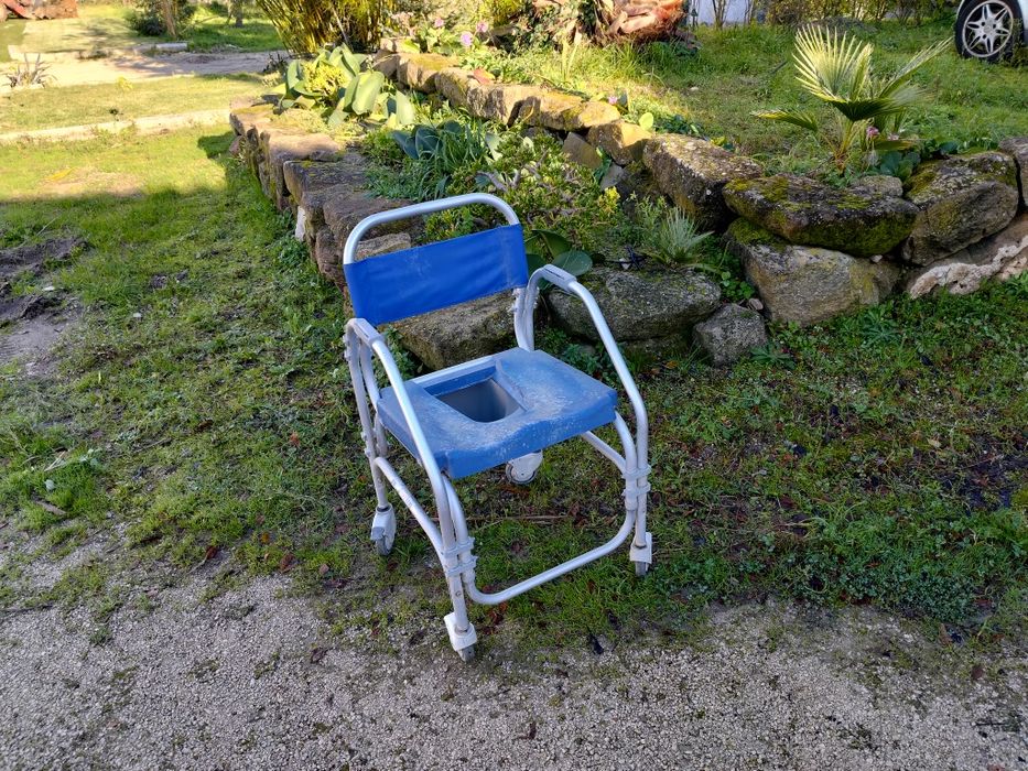 Equipamentos de apoio domiciliário – cama hospitalar, cadeira de rodas