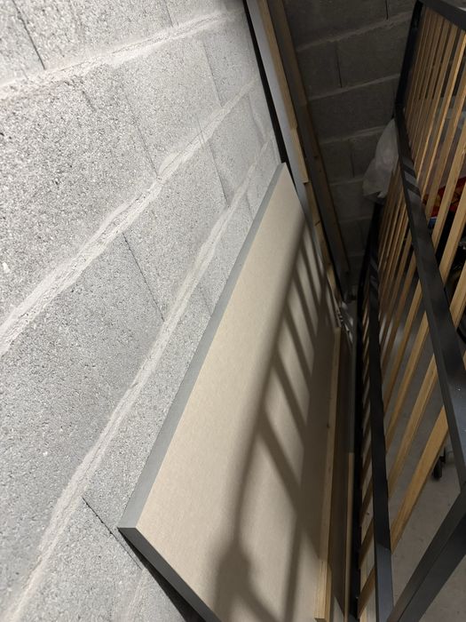 Cama de casal IKEA com estrado e mesas de cabeceira