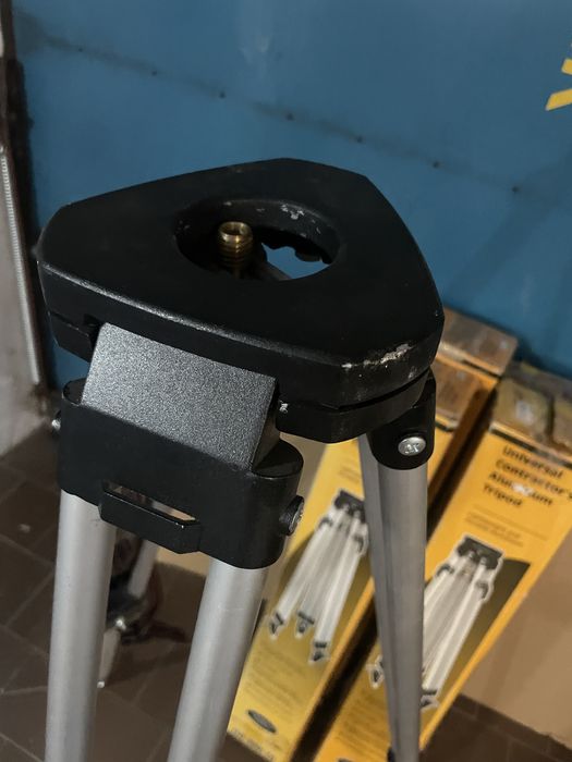 Statyw geodezyjny niwelatora