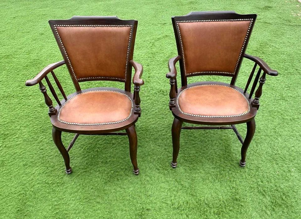 Conjunto antigo, sofá e duas poltronas de madeira  estofado de couro