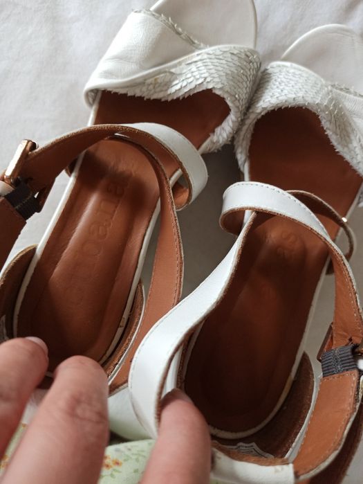 Sandálias brancas de salto alto com compensação da Cubanas