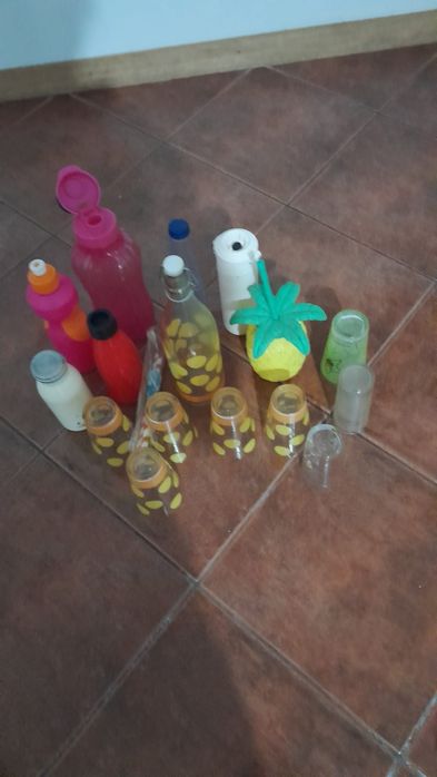 Conjunto de copos e garrafas