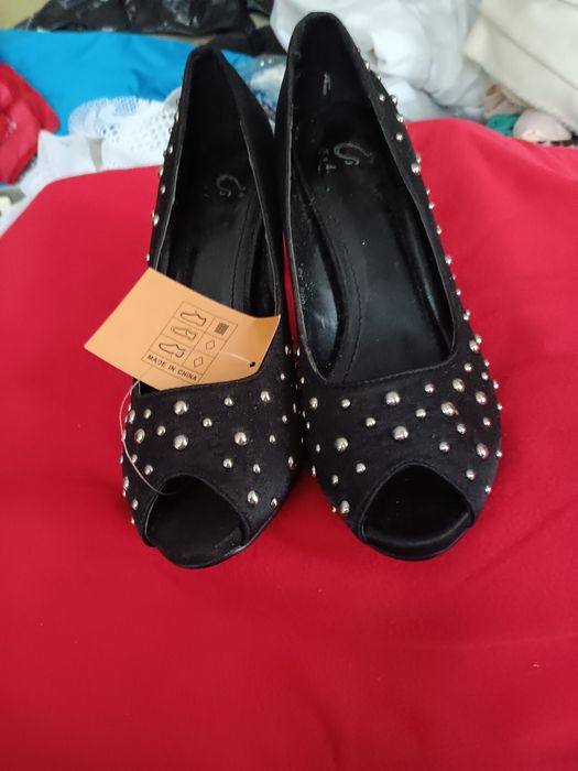 Sapatos semi novos e uns até novos 38