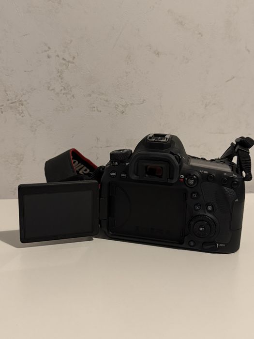 Продам Canon EOS 6D Mark II + обʼєктив EF 50mm f/1.4 USM