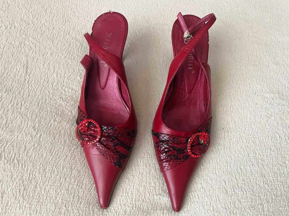 Жіночі босоніжки з довгим ніском на каблуку (віддам безкоштовно)