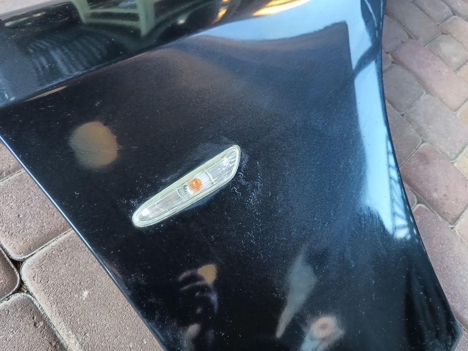BMW E90 E91 błotnik prawy przód czarny kolor 475 Black saphirre