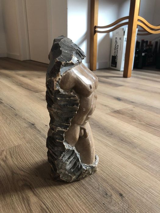 escultura homem e mulher em marmore