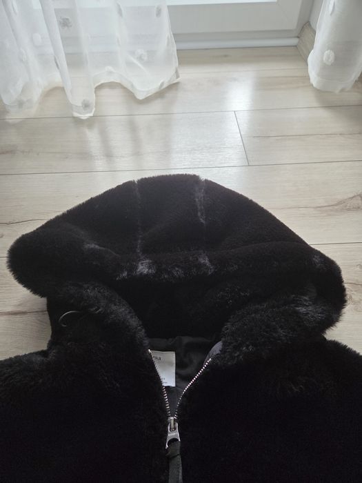 Czarne futerko z kapturem Bershka XS