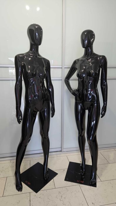 Manekin wystawowy Armani.