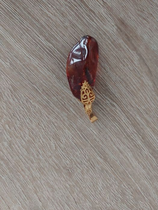 Nowa zawieszka z naturalnego bursztynu
