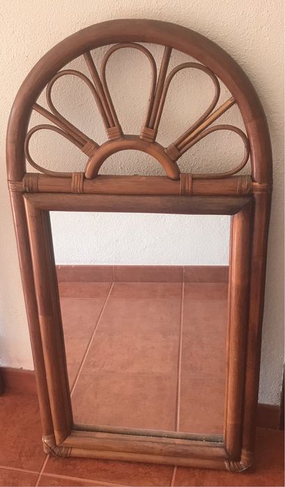 Conjunto de móveis em bambu castanho
