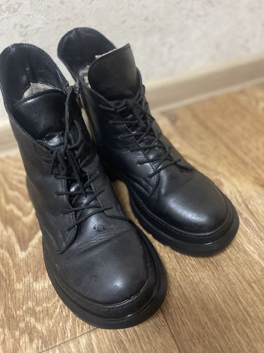 Продам шкіряні ботинки зима 37 розмір.