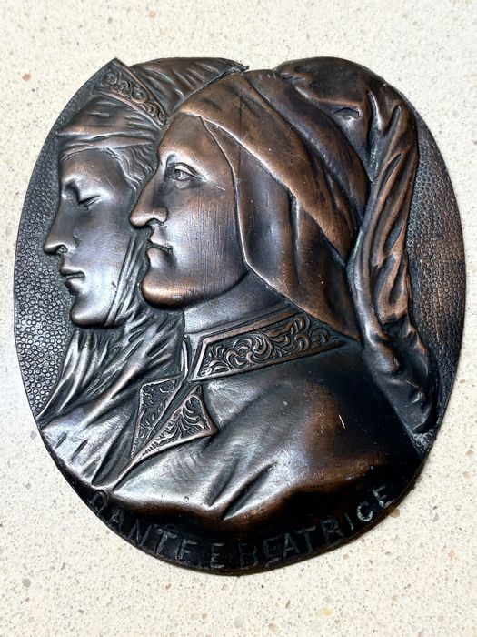 Antiga placa de suspensão mural representando Dante e Beatrice