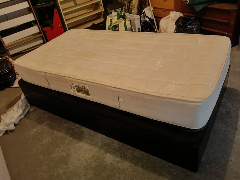 Cama solteiro com colchão e arrumação