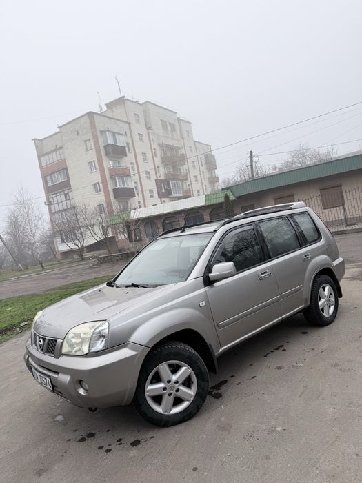 Авто в гарному стані двигун коробка ходова все ідеально нова зимова резина повний привід працює можливо торг.