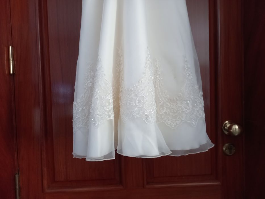 Vestido novo de comunhão de menina