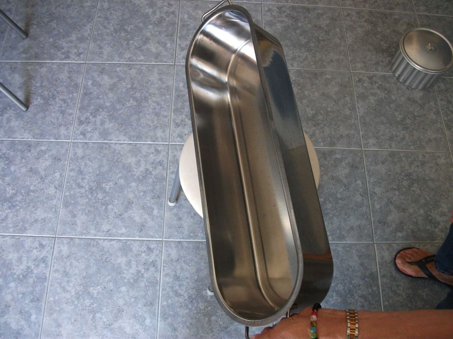 Tacho em aço inox próprio para cozer peixe inteiro.