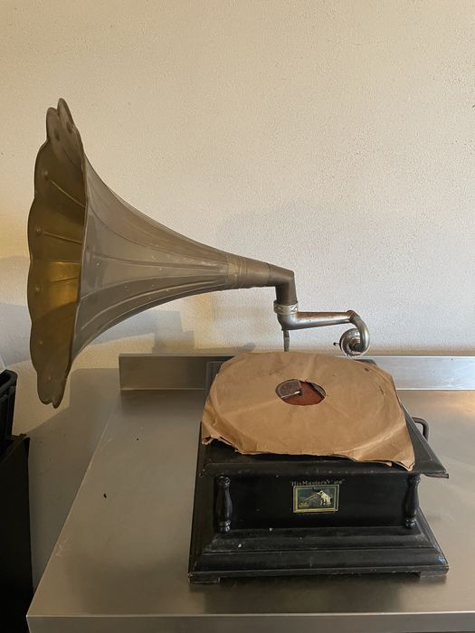 Grafonola/ gira discos antigo. Falta agulha