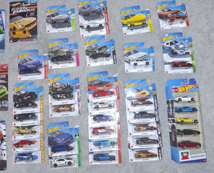 31 sztuki Hot Wheels + 5 PACK
