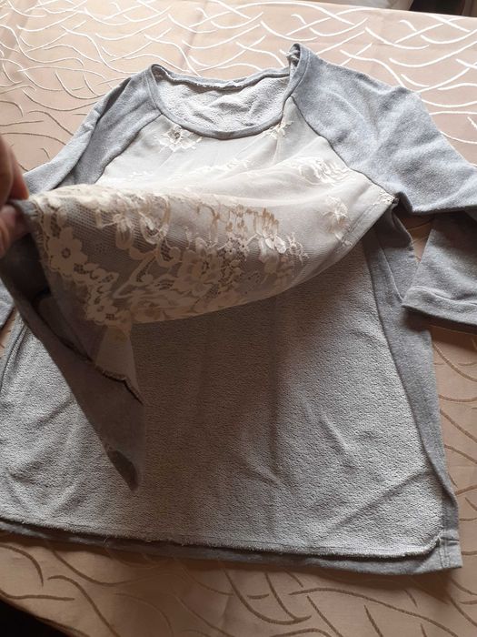 bluza z rozcięciami z koronką