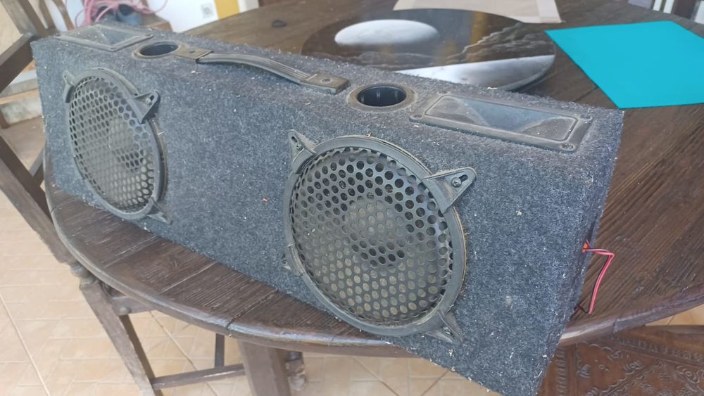 Coluna stereo com graves agudos e médios