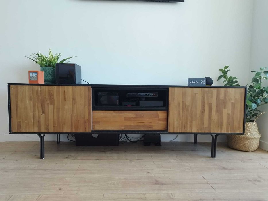 Móvel de sala em madeira maciça