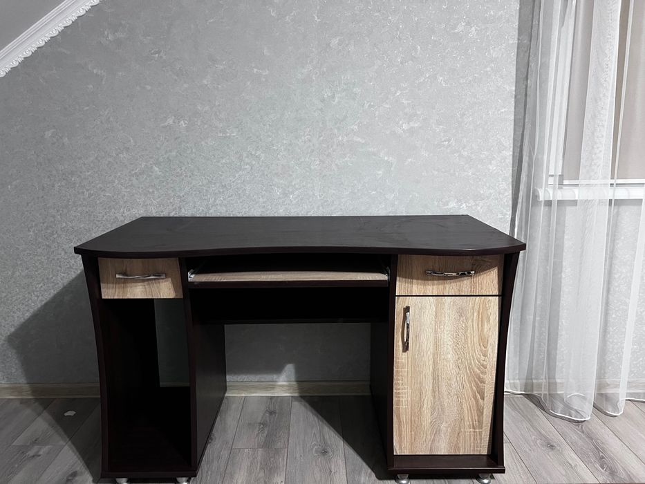 Письмовий стіл/компʼютерний