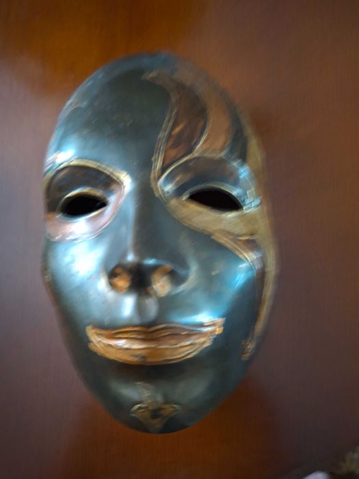 Dwie maski weneckie duże teatralne z mosiądzu