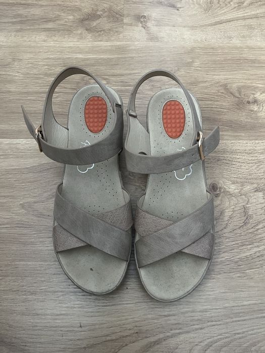 Sandálias em pele 40