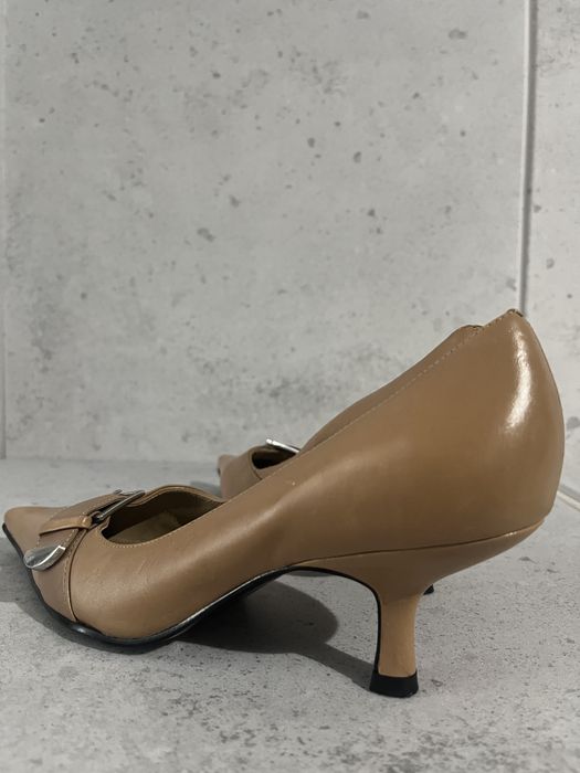 Beżowe czółenka z klamrą