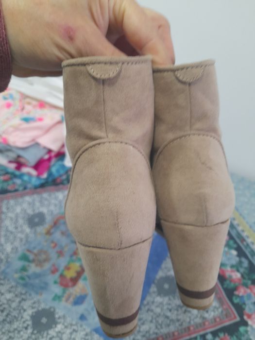 Botins bejes de camurça de cunha da bershka