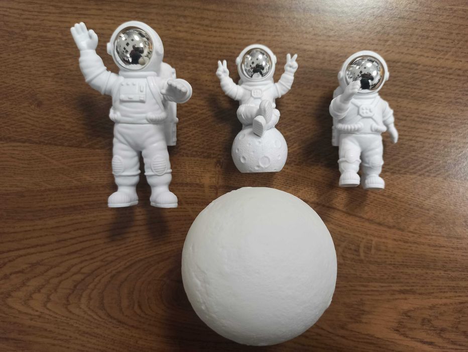 Lua com luz e 3 astronautas prateado dourado