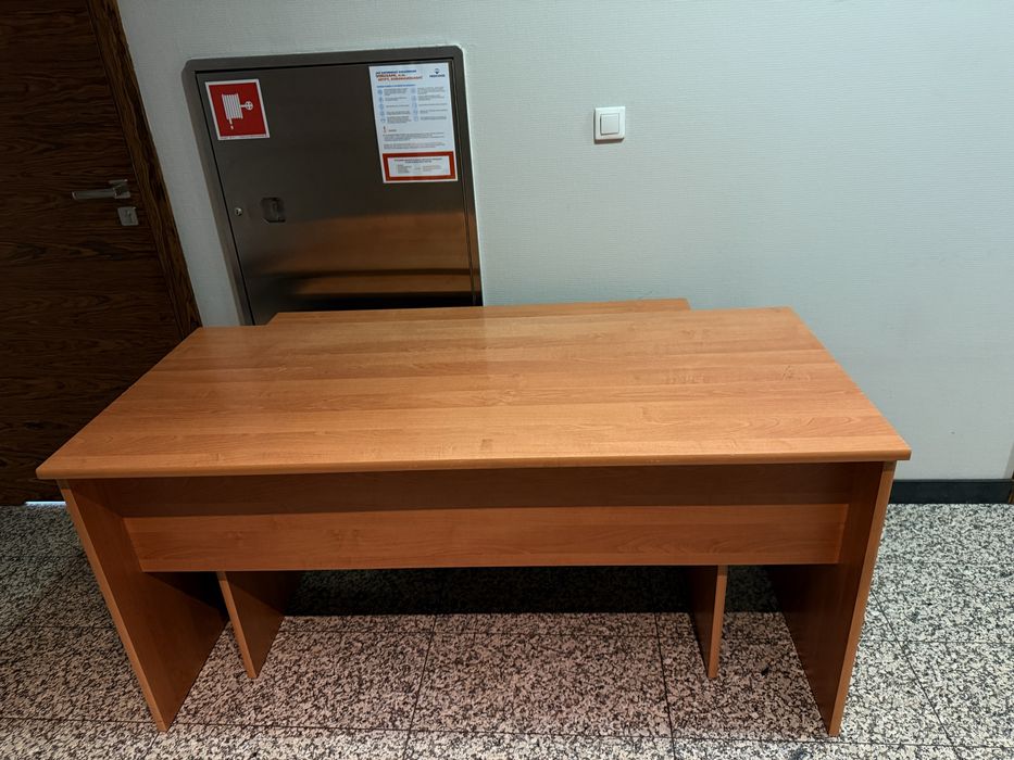 ODDAM ZA DARMO: zestaw 3 biurek i krzesło