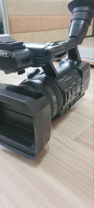 Видеокамера Sony AX2000E