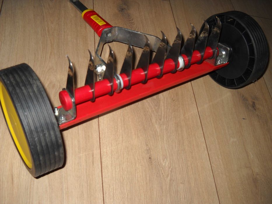 Wertykulator ręczny na kółkach Wolf - Garten