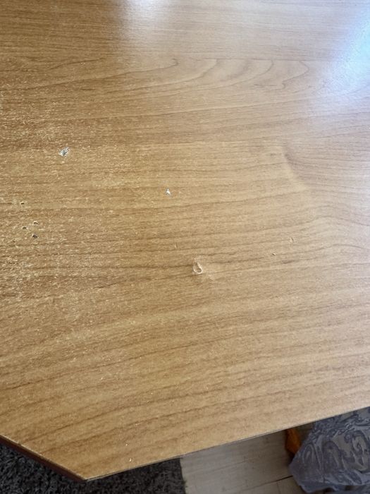 Biurko narożne w płyty wiórowej miejscem na klawiature