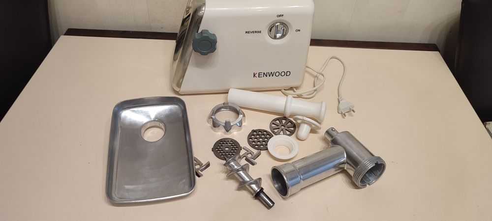 Потужна електрична м'ясорубка Kenwood KNG 762