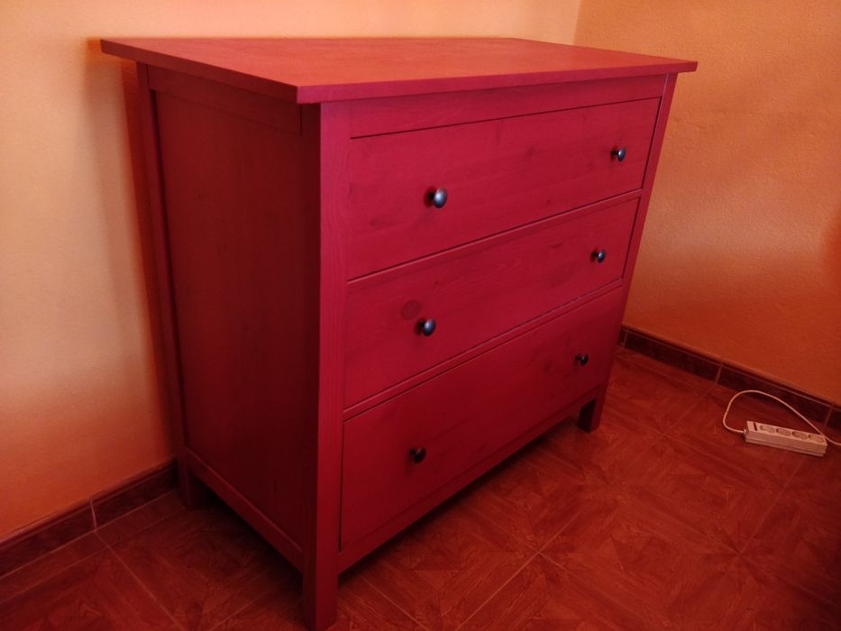 Cómoda em vermelho do ikea