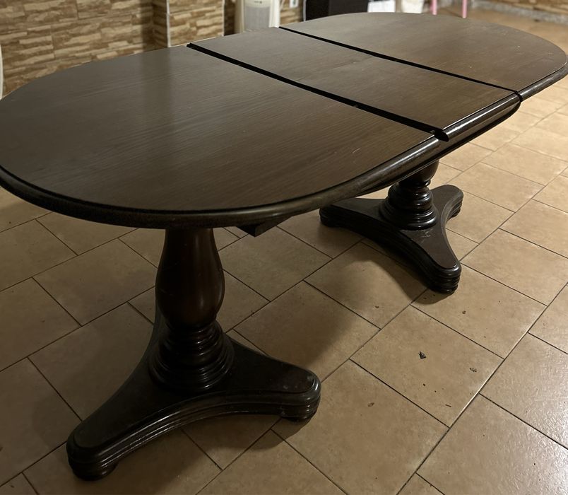 Mesa de jantar em madeira