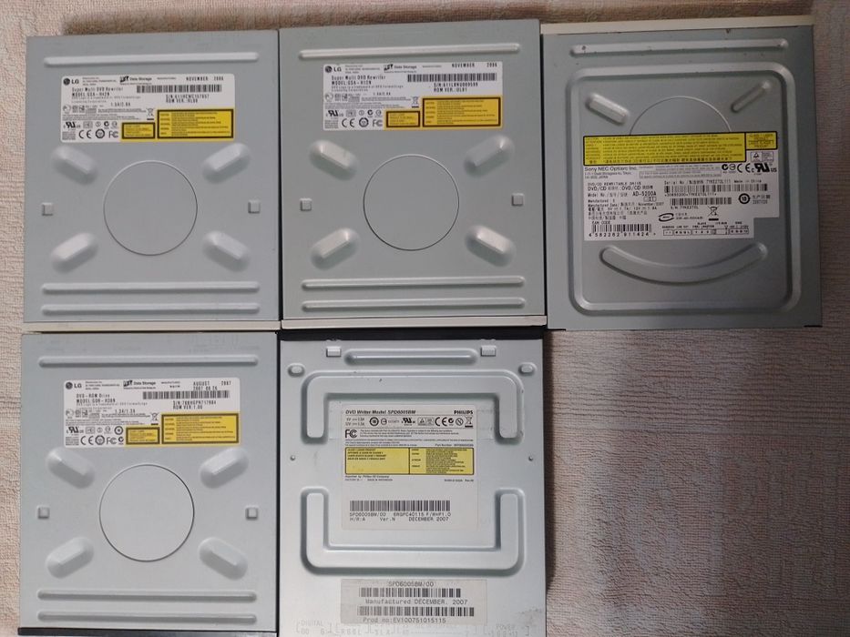 Продам комплект оптических приводов DVD-RW, дисководов FDD 3.5" (всего 9 устройств) и необходимых кабелей к ним.