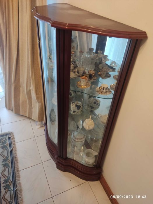 Vitrine em vidro e madeira