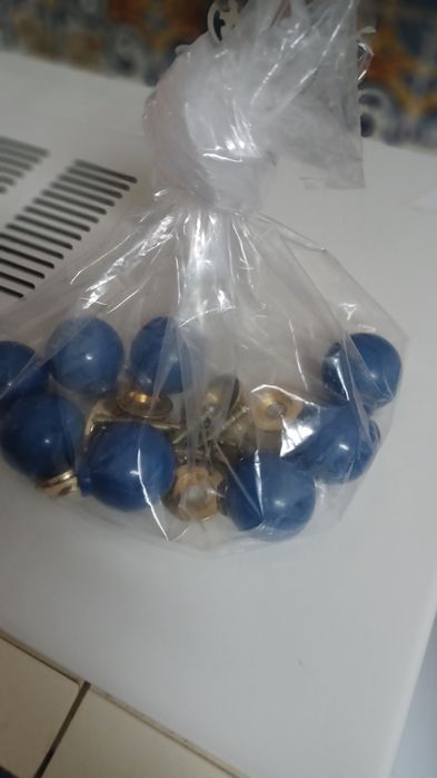 Puxadores azuis/dourados
