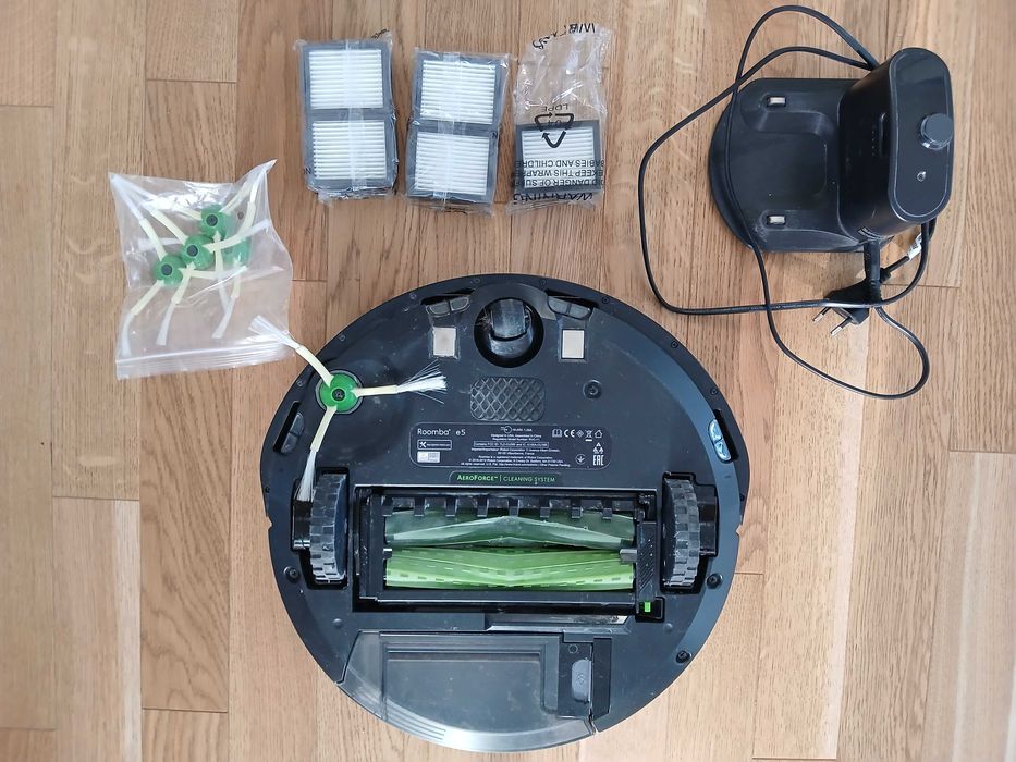 Roomba e5 z zapasem filtrów i szczotek bocznych