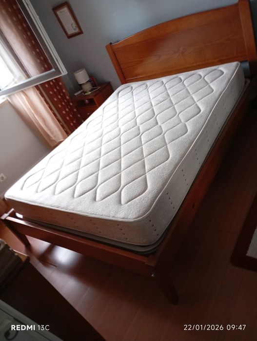 Cama de casal com colchão e estrado(valor negociável)