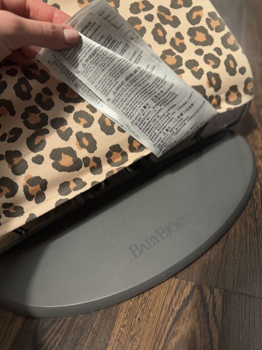 Leżaczek bujaczek BabyBjörn stan idealny Leopard