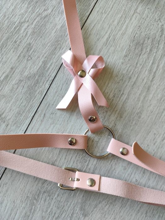 Uprząż harness z kokardkami na uda i pośladki, bielizna erotyczna